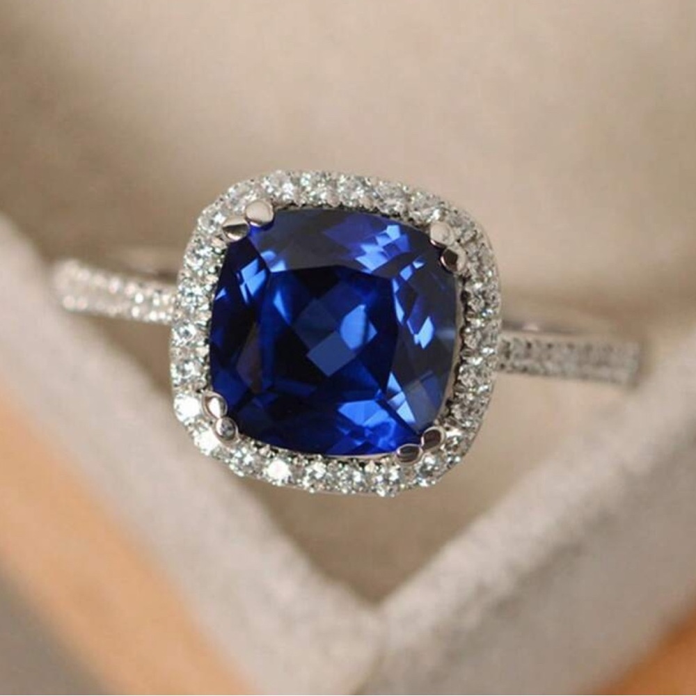 NWOT - Elegant Blue and Silver Women's Ring